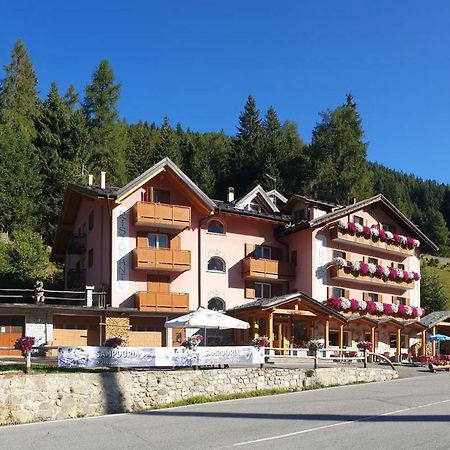 Hotel La Roccia 파쏘델토날레 외부 사진