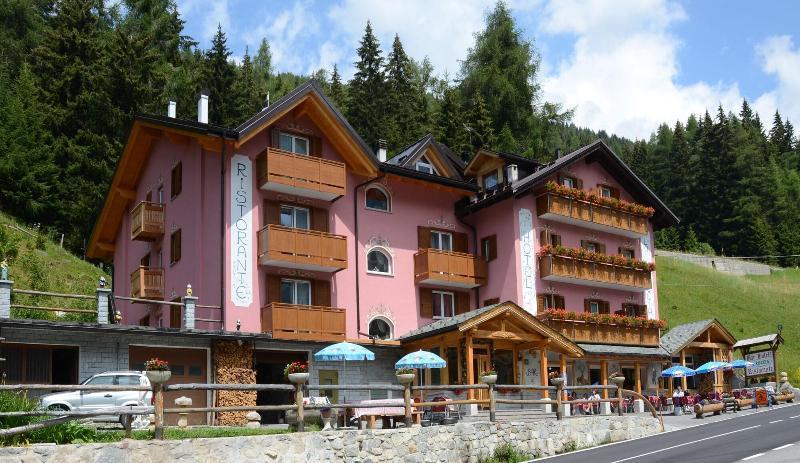 Hotel La Roccia 파쏘델토날레 외부 사진