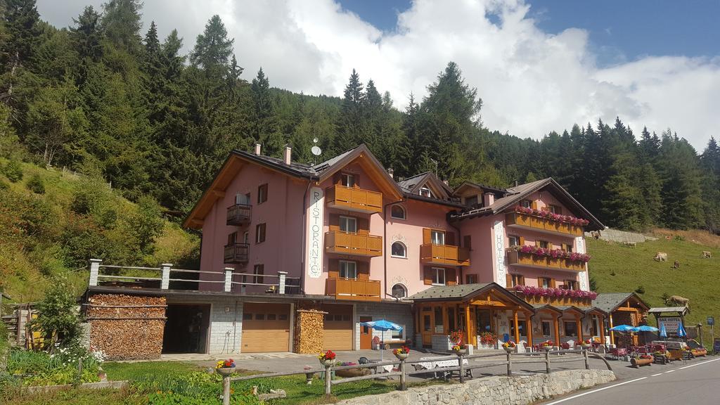 Hotel La Roccia 파쏘델토날레 외부 사진
